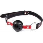 Дышащий кляп-шар из пластика на кожаном ремешке