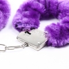 Металлические наручники с фиолетовым мехом