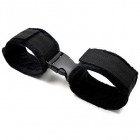 Черные плюшевые наручники на липучках и карабине