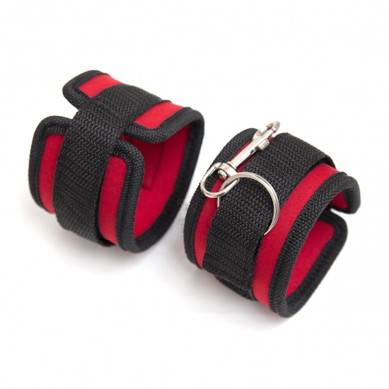 Мягкие красно-черные наручники с карабином