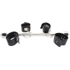 Металлическая распорка с черными браслетами на карабинах