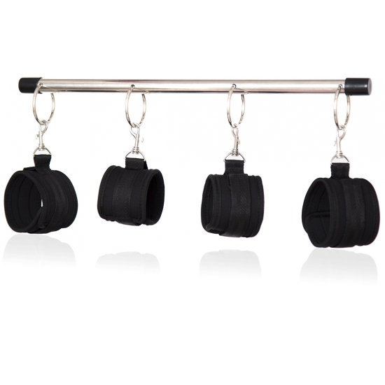 Бондажная распорка с черными наручниками и поножами